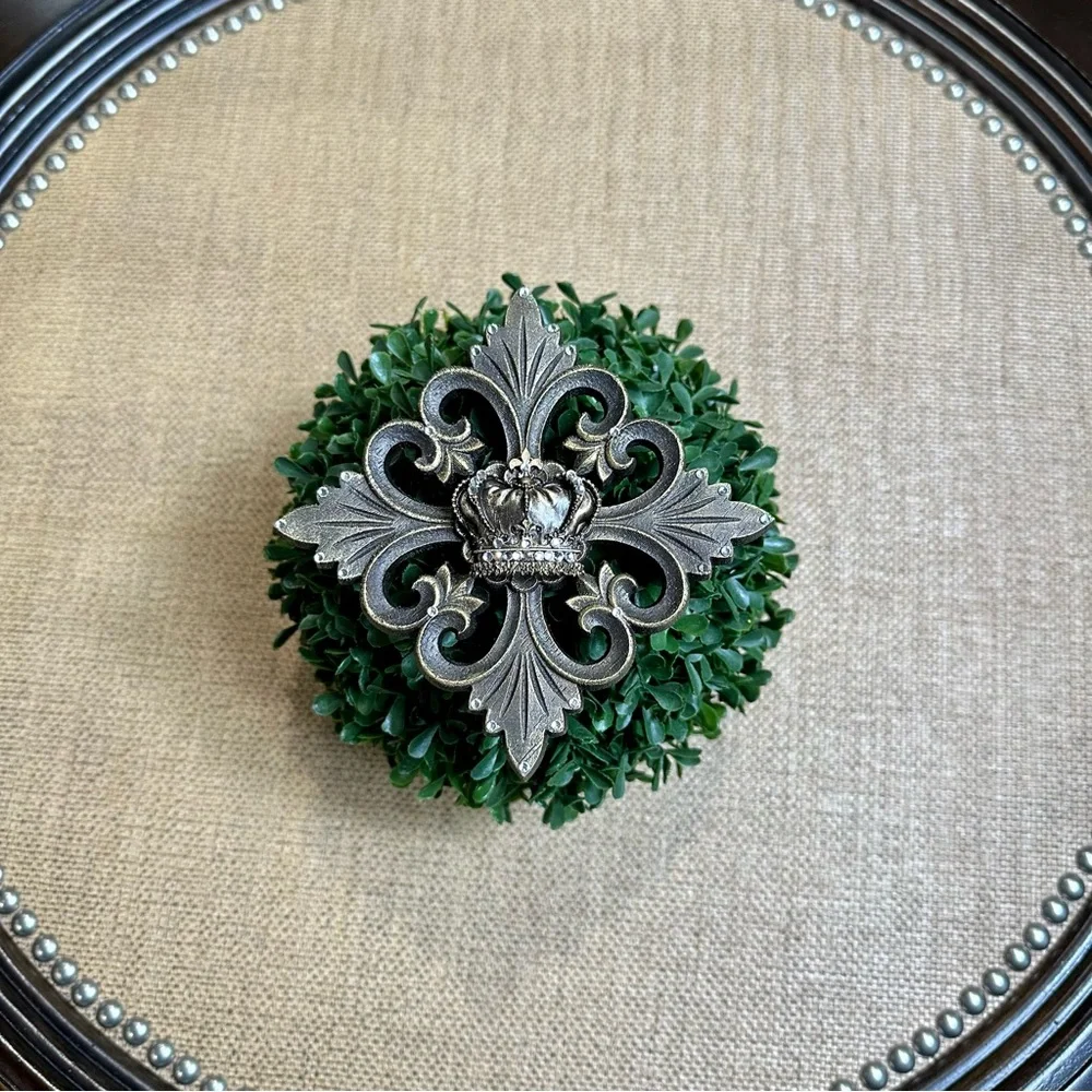 Fleur de Lis Crown Magnetic Lampshade Enhancer - Picture 5 of 12